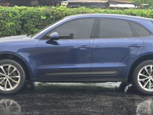 Used 2022 Porsche Macan w/ Premium Package Plus image 3