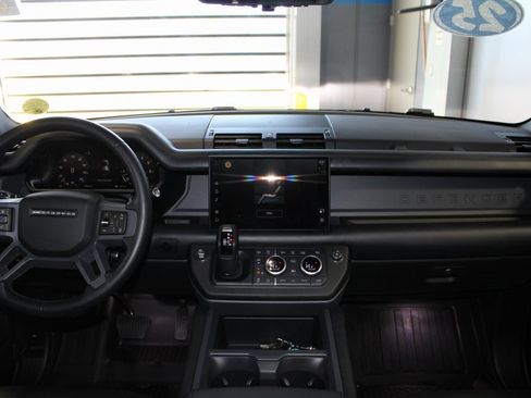 Used 2025 Land Rover Defender 110 X-Dynamic SE image 26