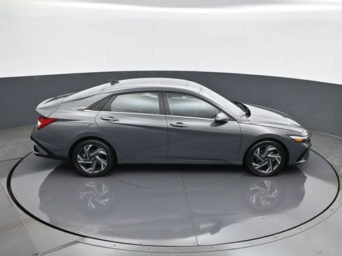 Certified 2025 Hyundai Elantra Limited w/ Cargo Package image 16