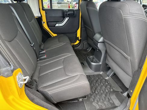 Used 2015 Jeep Wrangler Unlimited Rubicon w/ Connectivity Group AWD/4WD image 16