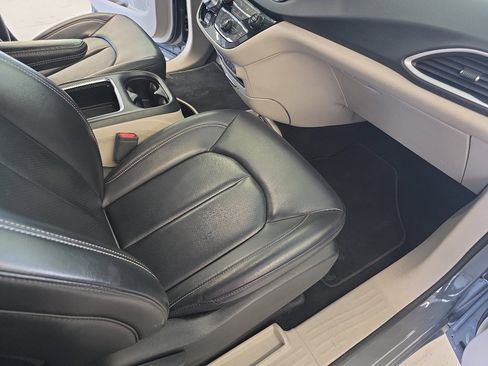 Used 2023 Chrysler Pacifica Touring-L FWD image 19