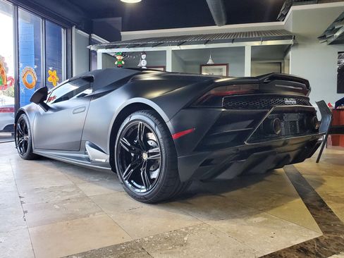 Used 2021 Lamborghini Huracan EVO image 12