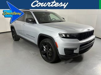 Used 2023 Jeep Grand Cherokee L Limited w/ Black Appearance Package AWD/4WD video 1