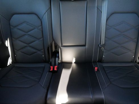 Certified 2024 Volkswagen Atlas Cross Sport SE w/ Panoramic Sunroof Package image 13