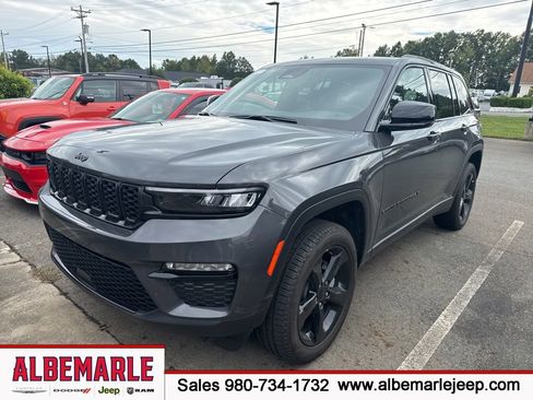 Used 2025 Jeep Grand Cherokee Limited w/ Black Appearance Package AWD/4WD image 1