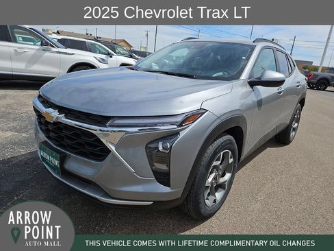 Used 2025 Chevrolet Trax LT FWD image 4
