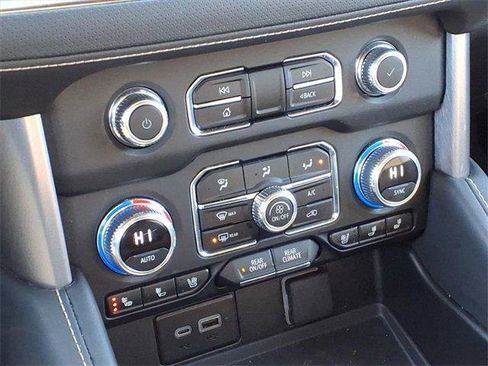 Used 2024 GMC Yukon SLT image 15