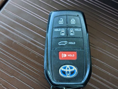 Used 2021 Toyota Sienna XLE w/ XLE Plus Package image 30