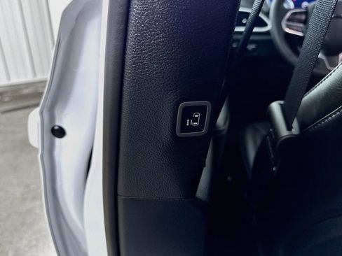 Used 2025 Chrysler Pacifica Select FWD image 37
