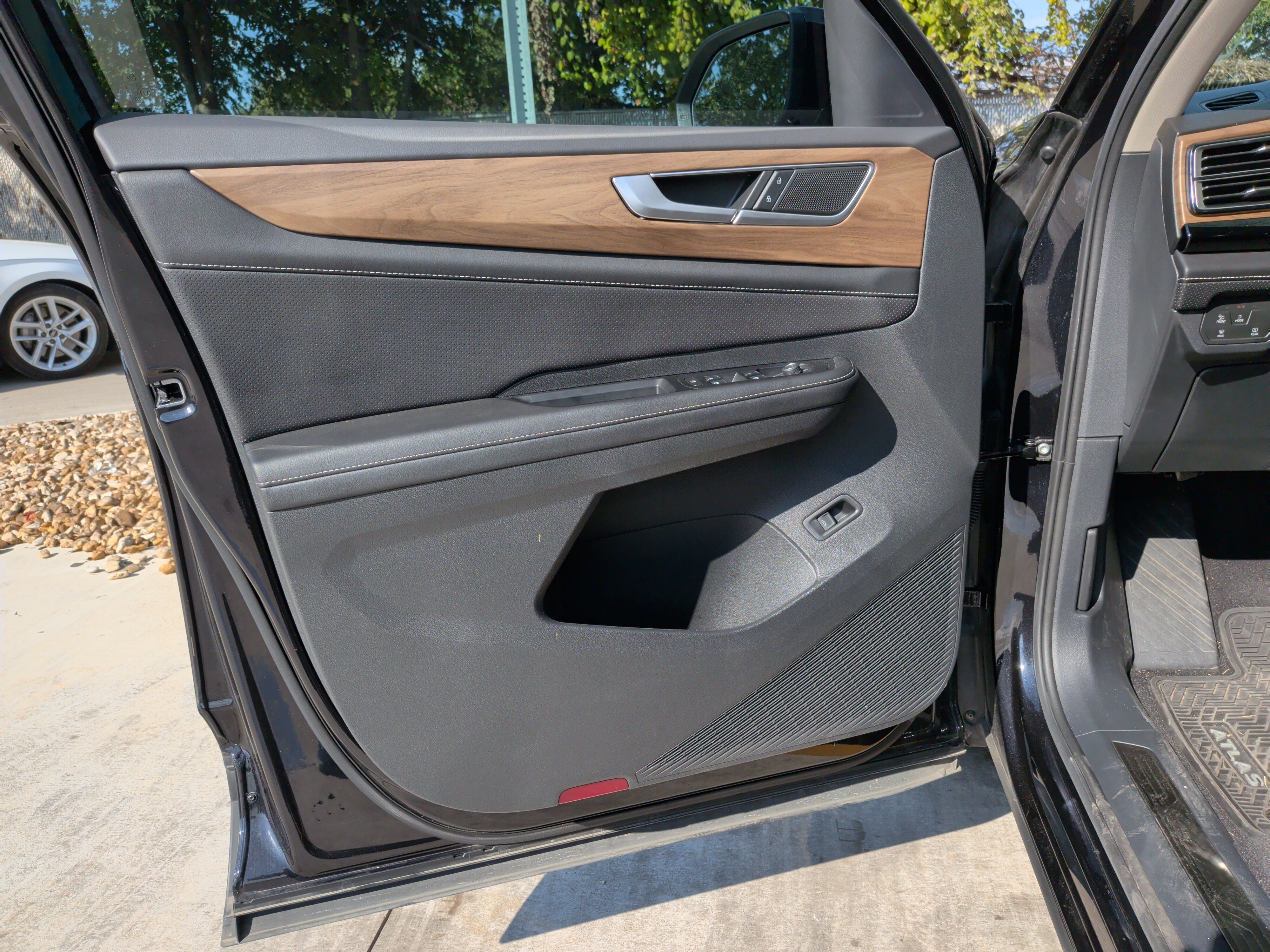Used 2024 Volkswagen Atlas SE w/ Black Wheel Package FWD image 13