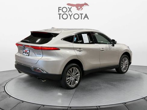 Used 2022 Toyota Venza XLE image 6