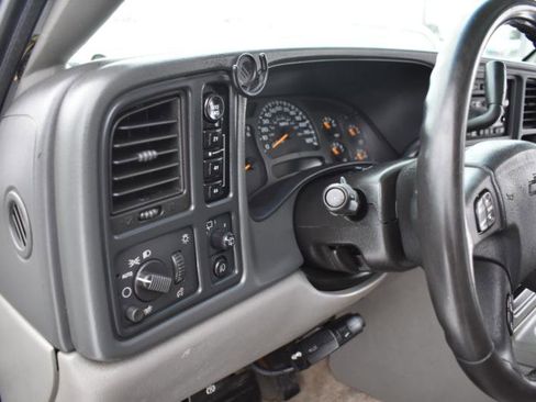 Used 2003 Chevrolet Suburban Z71 image 37