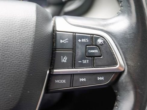 Used 2021 Toyota Highlander XLE AWD/4WD image 32