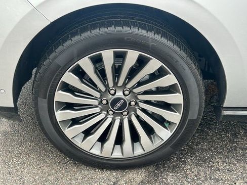 Used 2019 Lincoln Navigator Reserve image 12