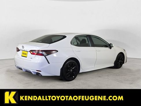 Used 2022 Toyota Camry SE FWD image 5
