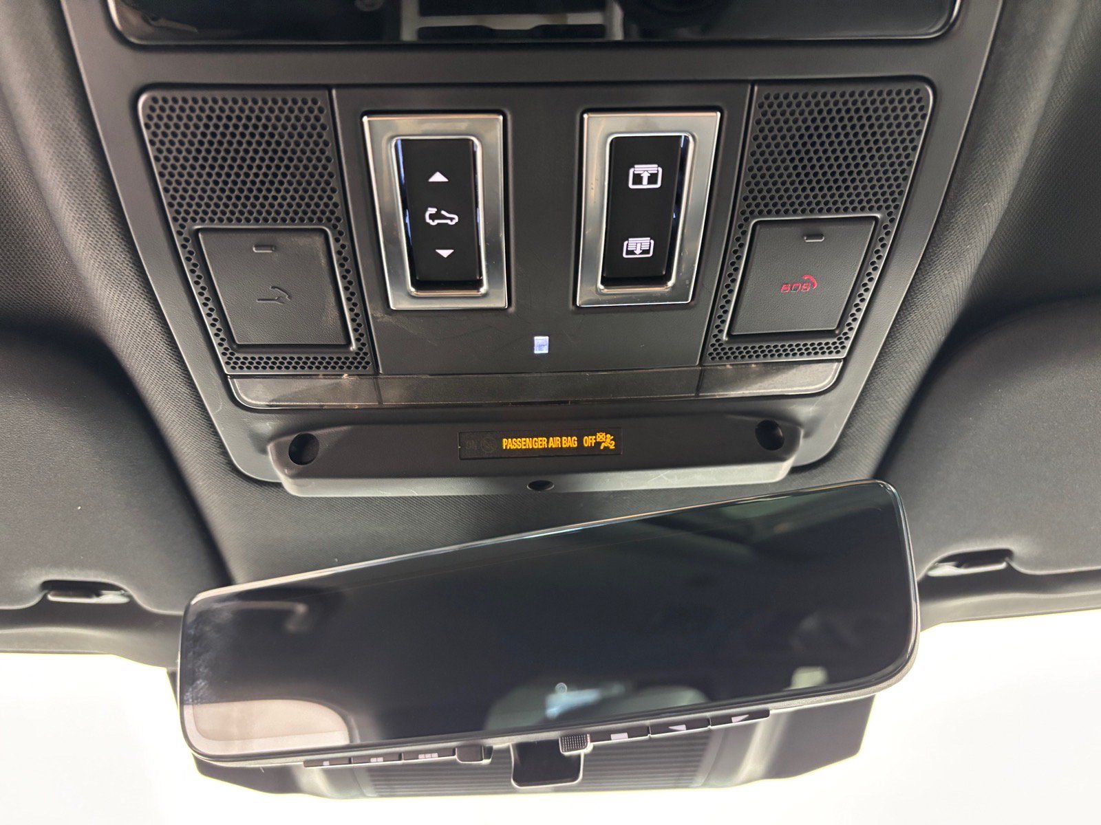New 2025 Land Rover Defender 110 X-Dynamic SE AWD/4WD image 12