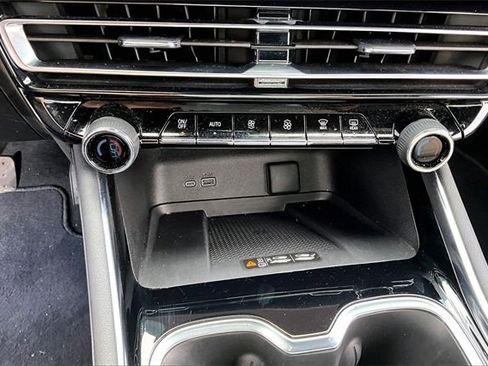 Used 2025 Chevrolet Traverse LT image 16