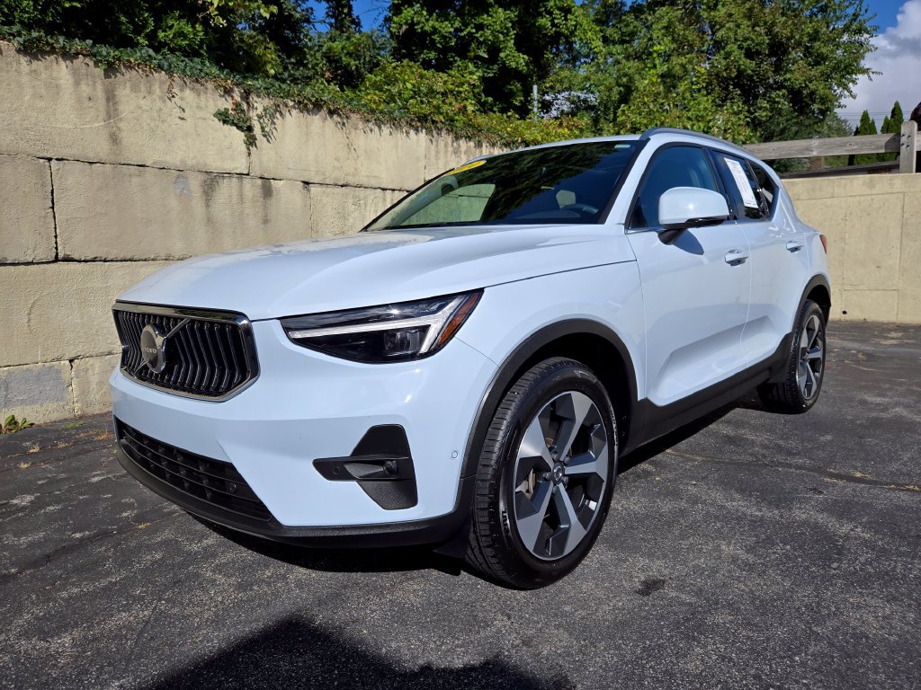 Used 2024 Volvo XC40 B5 Plus w/ Protection Package Premier AWD/4WD image 5