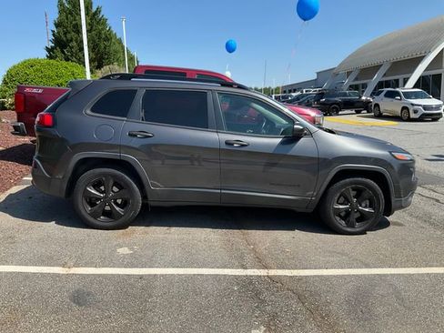 Used 2017 Jeep Cherokee Sport FWD image 7