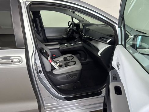 Used 2025 Toyota Sienna XLE w/ XLE Plus Package FWD image 22