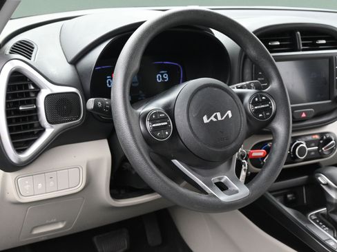 Used 2025 Kia Soul LX w/ LX Technology Package FWD image 13