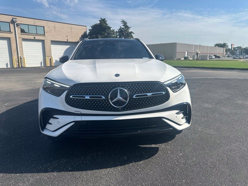 Used 2024 Mercedes-Benz GLC 300 4MATIC image 3