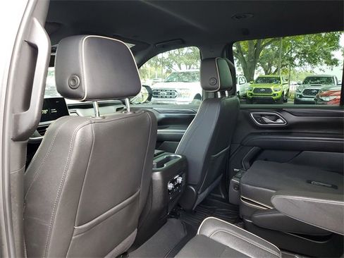 Used 2024 GMC Yukon XL SLT w/ SLT Luxury Package image 9