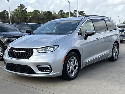 Used 2023 Chrysler Pacifica Limited image 2