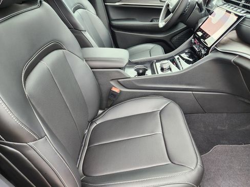 New 2025 Jeep Grand Cherokee L Limited w/ Luxury Tech Group II RWD image 15