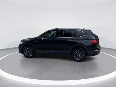 Certified 2022 Volkswagen Tiguan SE image 5