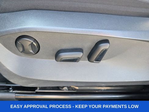 Used 2024 Volkswagen Tiguan SE image 25