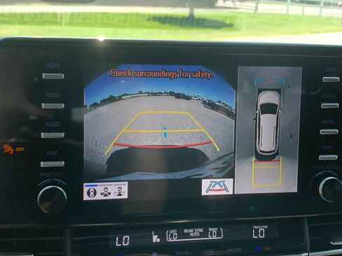 Used 2024 Toyota Sienna Platinum FWD image 25