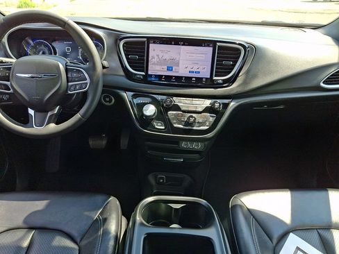 Used 2025 Chrysler Pacifica Select FWD image 16