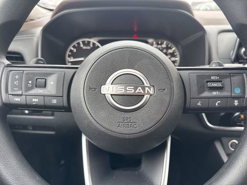 Used 2023 Nissan Rogue SV image 2