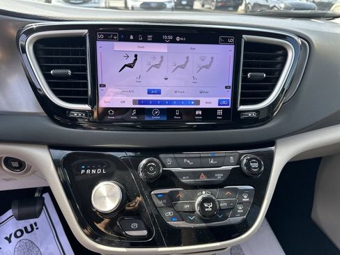 Used 2023 Chrysler Pacifica Touring-L FWD image 24