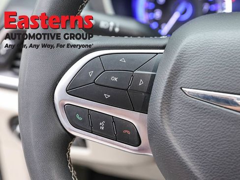Used 2023 Chrysler Pacifica Touring-L FWD image 15