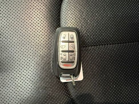 Used 2024 Chrysler Pacifica Limited image 29