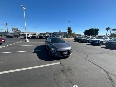 Used 2018 Honda Accord Touring image 3
