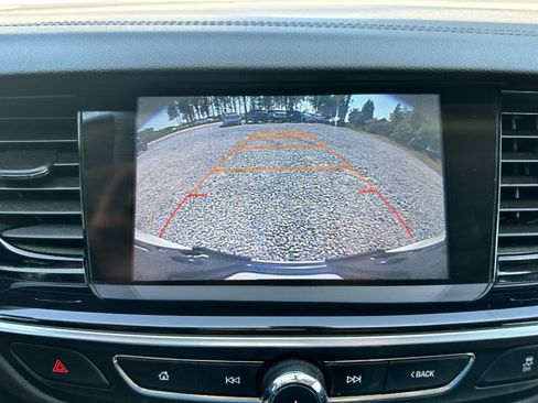 Used 2018 Buick Regal Essence FWD image 7