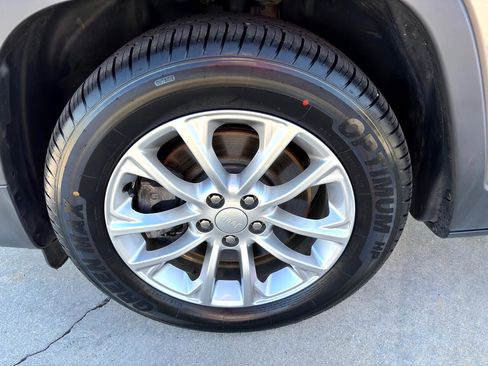 Used 2019 Jeep Cherokee Latitude w/ Popular Appearance Group image 11