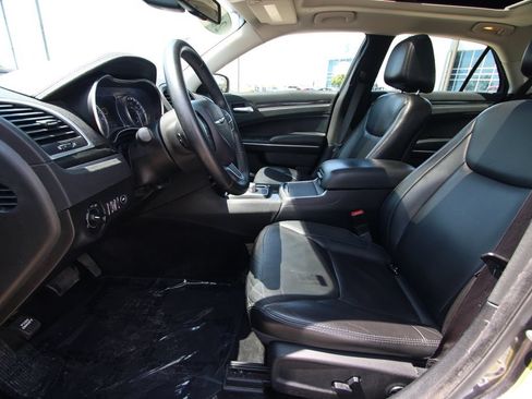 Used 2017 Chrysler 300 Limited w/ Value Package AWD/4WD image 6