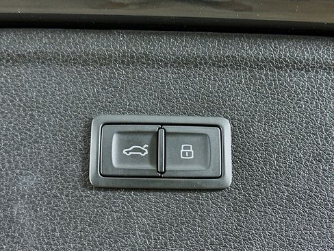 Used 2024 Audi Q5 Premium w/ Convenience Package image 31