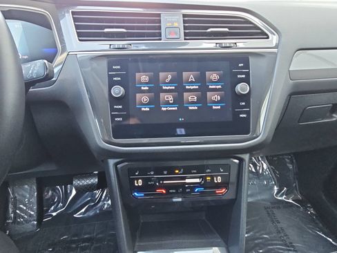 Certified 2024 Volkswagen Tiguan SE FWD image 22