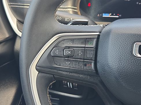 Used 2025 Jeep Grand Cherokee Laredo RWD image 18