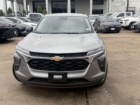 Used 2025 Chevrolet Trax LS FWD image 2