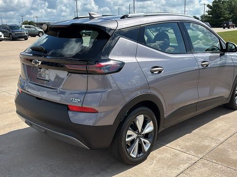 Used 2022 Chevrolet Bolt EUV LT w/ Convenience Package image 8