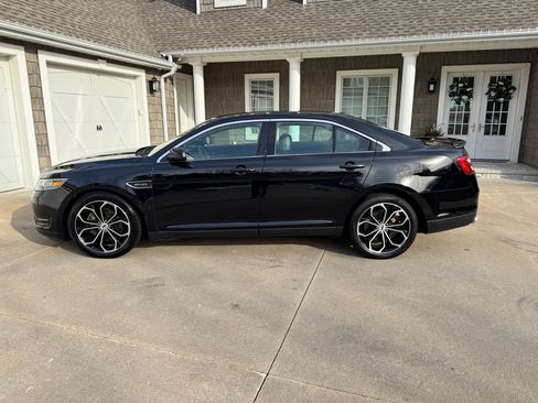 Used 2017 Ford Taurus SHO image 3