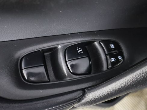 Used 2018 Nissan Rogue SV AWD/4WD image 34