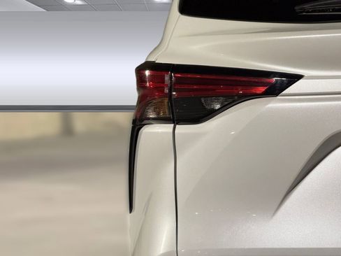 Used 2024 Toyota Sienna Platinum image 13