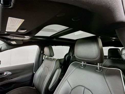 New 2026 Chrysler Pacifica Limited FWD image 17